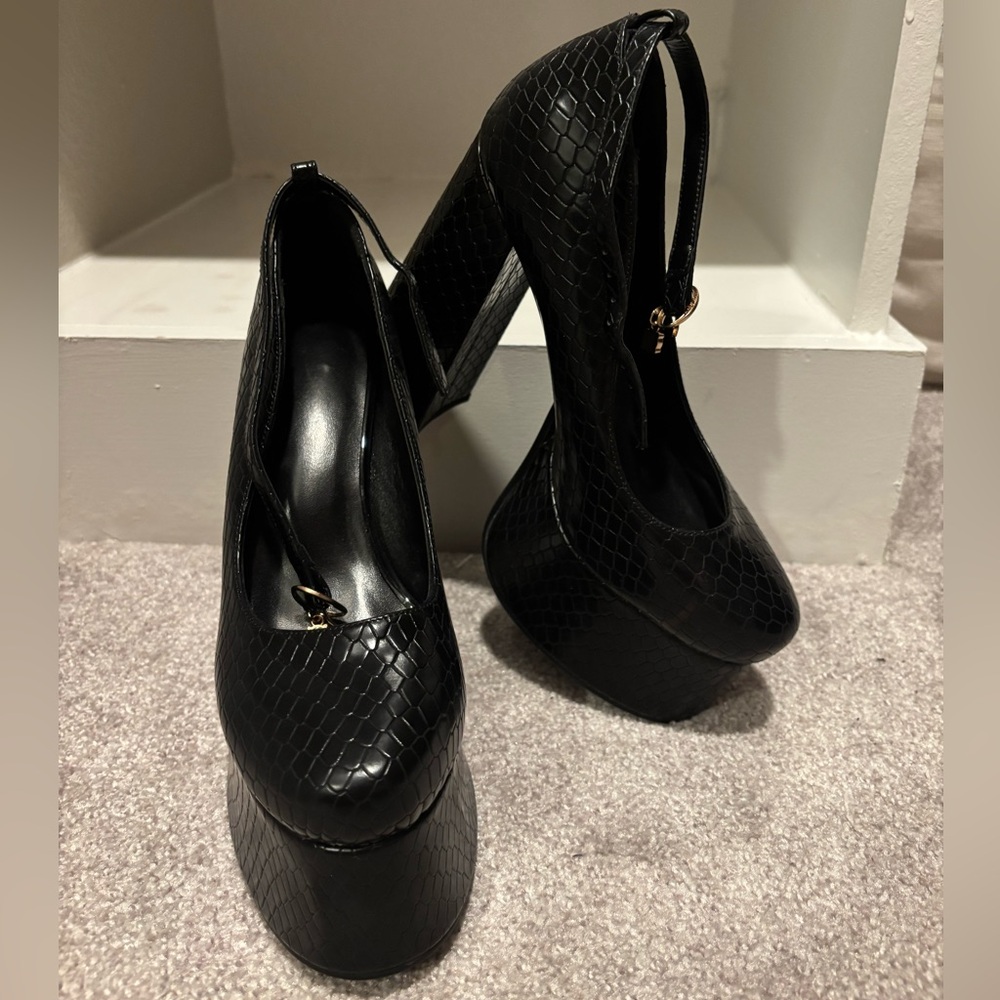 Beautiful chunky heels!